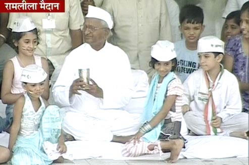 अन्‍ना हजारे ने तोड़ा अनशन...| जनसंसद की जीत का जश्‍न