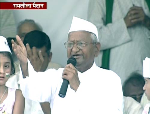 अन्‍ना हजारे ने तोड़ा अनशन...| जनसंसद की जीत का जश्‍न