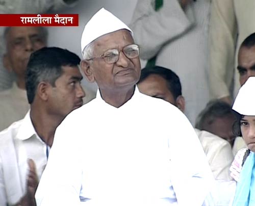 अन्‍ना हजारे ने तोड़ा अनशन...| जनसंसद की जीत का जश्‍न