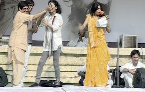 गांधी टोपी बनी अन्‍ना आंदोलन की मशाल...| अलबेले समर्थक...