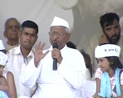 अन्‍ना हजारे ने तोड़ा अनशन...| जनसंसद की जीत का जश्‍न