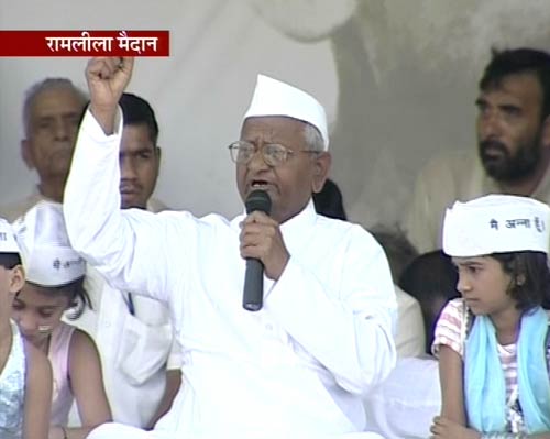 अन्‍ना हजारे ने तोड़ा अनशन...| जनसंसद की जीत का जश्‍न