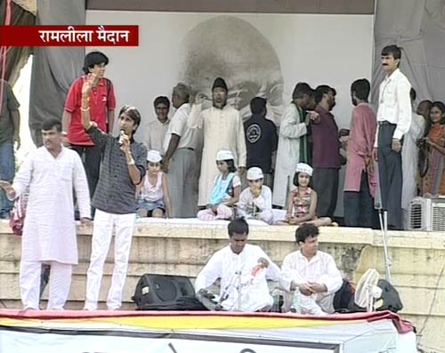 अन्‍ना हजारे ने तोड़ा अनशन...| जनसंसद की जीत का जश्‍न