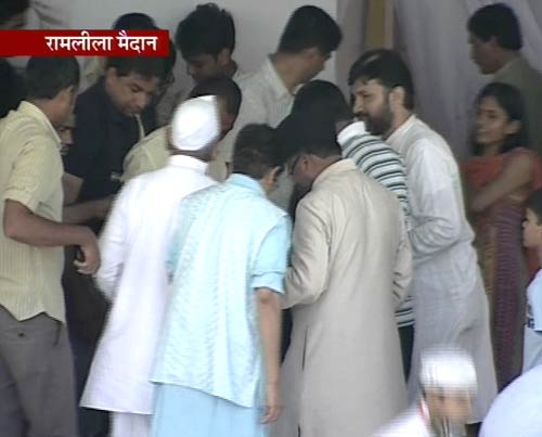 अन्‍ना हजारे ने तोड़ा अनशन...| जनसंसद की जीत का जश्‍न