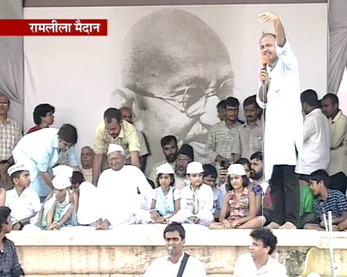 अन्‍ना हजारे ने तोड़ा अनशन...| जनसंसद की जीत का जश्‍न