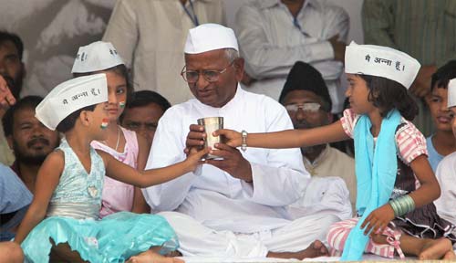 अन्‍ना हजारे ने तोड़ा अनशन...| जनसंसद की जीत का जश्‍न