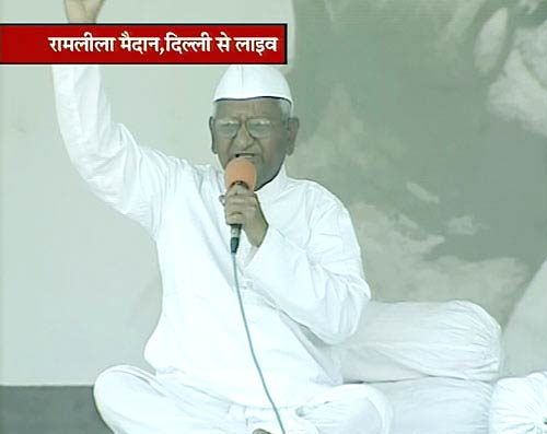 अन्‍ना हजारे ने तोड़ा अनशन...| जनसंसद की जीत का जश्‍न