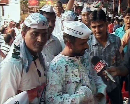 गांधी टोपी बनी अन्‍ना आंदोलन की मशाल...| अलबेले समर्थक...