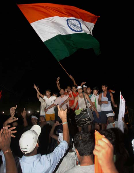 अन्‍ना हजारे ने तोड़ा अनशन...| जनसंसद की जीत का जश्‍न