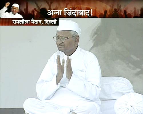 अन्‍ना हजारे ने तोड़ा अनशन...| जनसंसद की जीत का जश्‍न