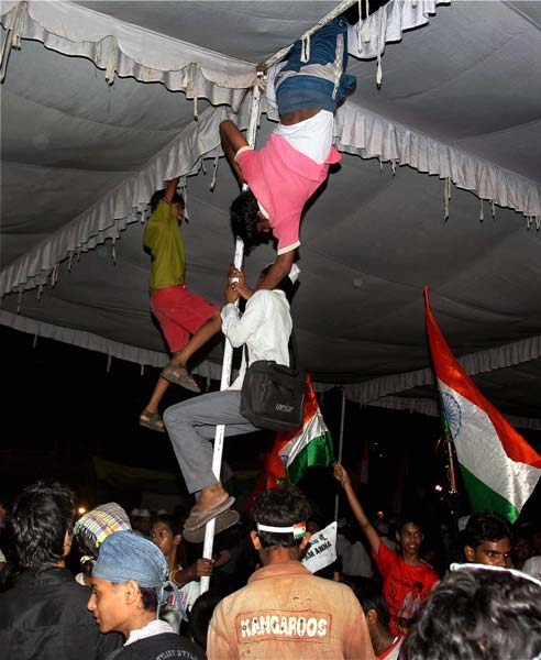 अन्‍ना हजारे ने तोड़ा अनशन...| जनसंसद की जीत का जश्‍न