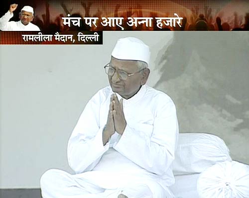 अन्‍ना हजारे ने तोड़ा अनशन...| जनसंसद की जीत का जश्‍न