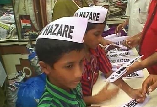 गांधी टोपी बनी अन्‍ना आंदोलन की मशाल...| अलबेले समर्थक...