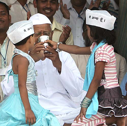 अन्‍ना हजारे ने तोड़ा अनशन...| जनसंसद की जीत का जश्‍न