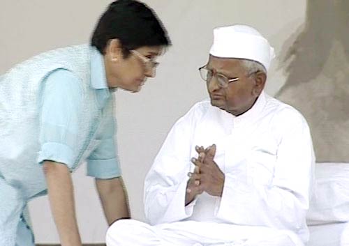 अन्‍ना हजारे ने तोड़ा अनशन...| जनसंसद की जीत का जश्‍न