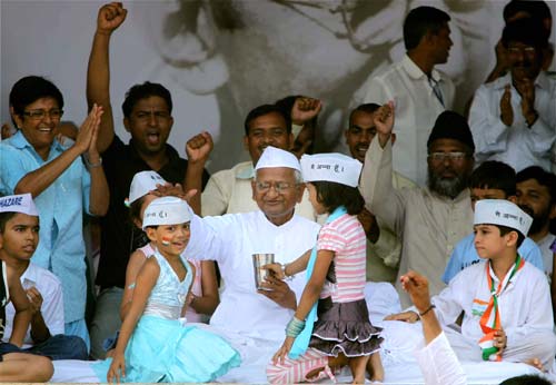 अन्‍ना हजारे ने तोड़ा अनशन...| जनसंसद की जीत का जश्‍न