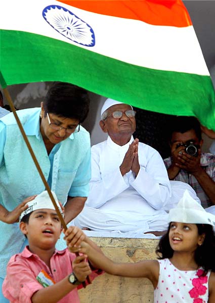 अन्‍ना हजारे ने तोड़ा अनशन...| जनसंसद की जीत का जश्‍न