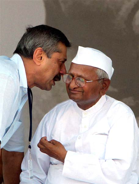 अन्‍ना हजारे ने तोड़ा अनशन...| जनसंसद की जीत का जश्‍न