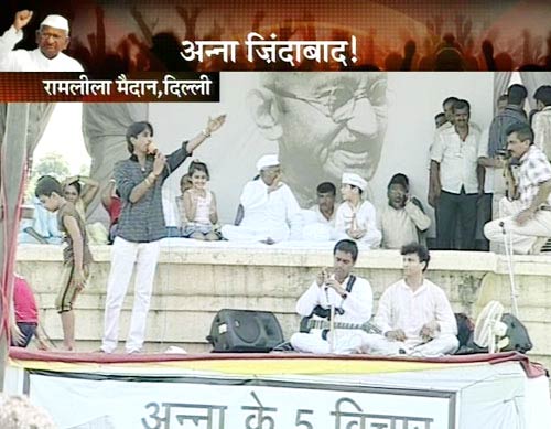 अन्‍ना हजारे ने तोड़ा अनशन...| जनसंसद की जीत का जश्‍न