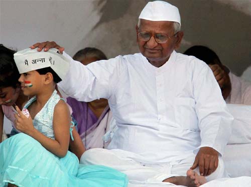 अन्‍ना हजारे ने तोड़ा अनशन...| जनसंसद की जीत का जश्‍न