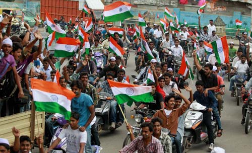 दिल में अन्ना, हर हाथ में तिरंगा | उमड़ा जनसैलाब