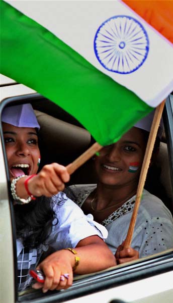 दिल में अन्ना, हर हाथ में तिरंगा | उमड़ा जनसैलाब