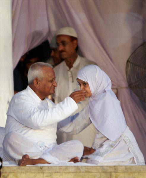 मैं भी अन्‍ना, तू भी अन्‍ना, हम सब अन्‍ना... | अन्‍ना गिरफ्तार