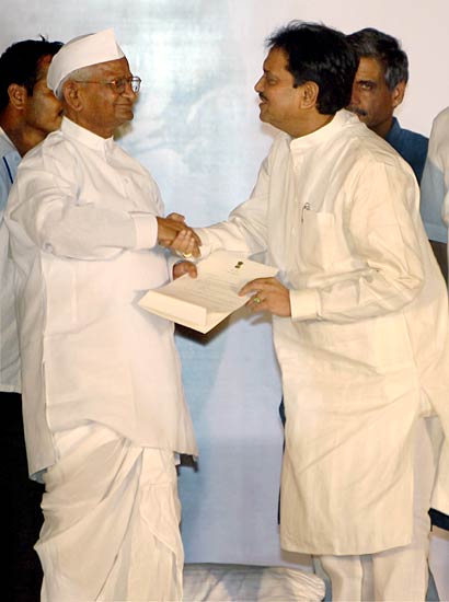 जनसंसद की जीत का जश्‍न | मैं भी अन्‍ना, तू भी अन्‍ना...