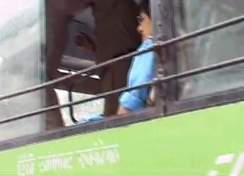 देखें कैसे गिरफ्तार हुए अन्‍ना हजारे | सड़कों पर समर्थक