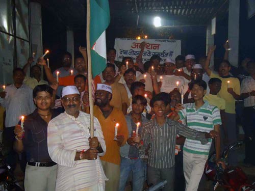 अन्ना के आंदोलन पर आपकी भेजी तस्वीरें | सड़कों पर समर्थक