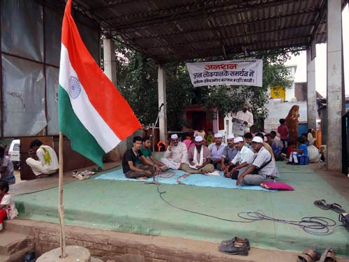 अन्ना के आंदोलन पर आपकी भेजी तस्वीरें | सड़कों पर समर्थक