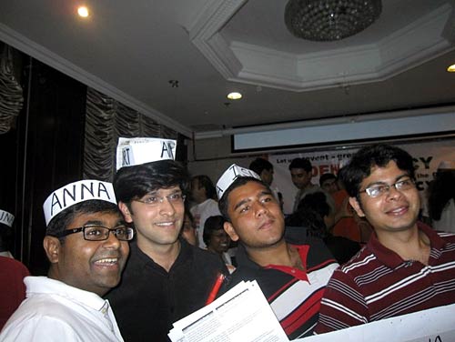 22 अगस्‍त 2011: लोगों ने भेजी तस्‍वीरें । मैं भी अन्‍ना, तू भी अन्‍ना