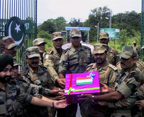 15 अगस्‍त 2011: तस्‍वीरों में देखें दिनभर की खबरें । पढ़ें 