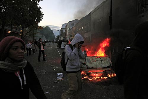 दंगे की आग में जल रहा है लंदन | मुश्किल में ब्रिटेन