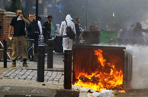 दंगे की आग में जल रहा है लंदन | मुश्किल में ब्रिटेन