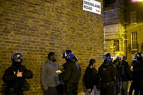 दंगे की आग में जल रहा है लंदन | मुश्किल में ब्रिटेन