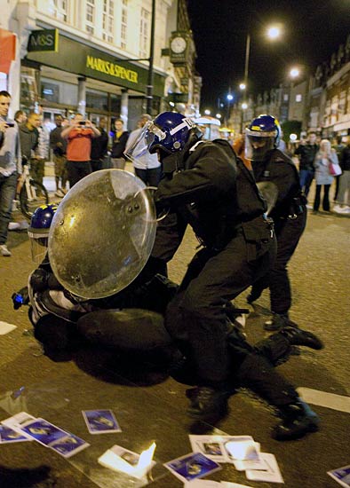 दंगे की आग में जल रहा है लंदन | मुश्किल में ब्रिटेन