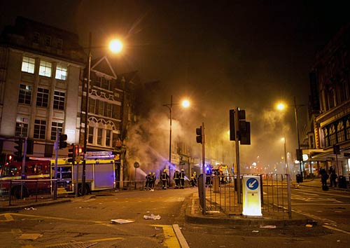 दंगे की आग में जल रहा है लंदन | मुश्किल में ब्रिटेन