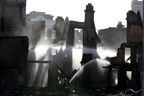 दंगे की आग में जल रहा है लंदन | मुश्किल में ब्रिटेन