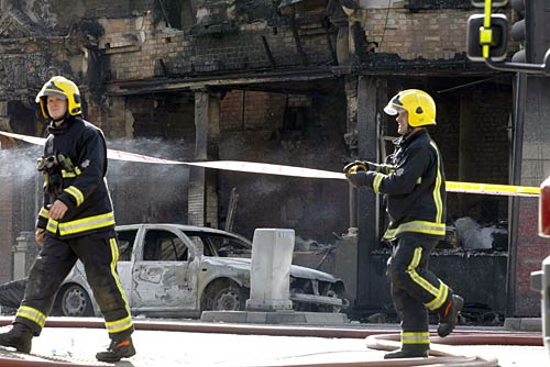 दंगे की आग में जल रहा है लंदन | मुश्किल में ब्रिटेन