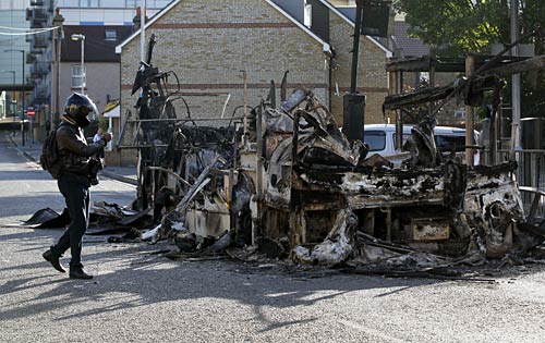 दंगे की आग में जल रहा है लंदन | मुश्किल में ब्रिटेन