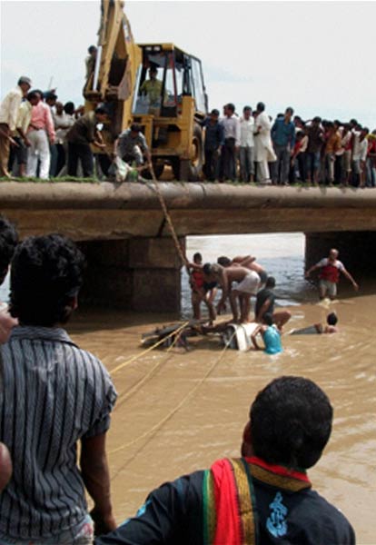 01 अगस्त 2011: तस्वीरों में देखें दिनभर की बड़ी खबरें । पढ़ें