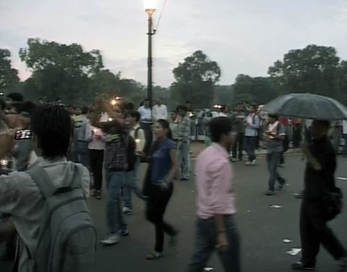 अन्ना की गिरफ्तारी के खिलाफ समर्थकों ने किया कैंडिल मार्च