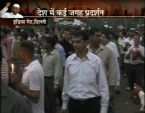 अन्ना की गिरफ्तारी के खिलाफ समर्थकों ने किया कैंडिल मार्च