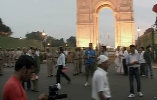 अन्ना की गिरफ्तारी के खिलाफ समर्थकों ने किया कैंडिल मार्च