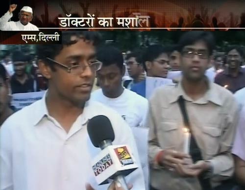 अन्ना की गिरफ्तारी के खिलाफ समर्थकों ने किया कैंडिल मार्च