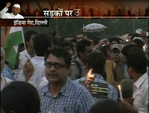 अन्ना की गिरफ्तारी के खिलाफ समर्थकों ने किया कैंडिल मार्च