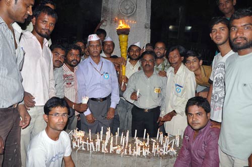 अन्ना के आंदोलन पर आपकी भेजी तस्वीरें | सड़कों पर समर्थक