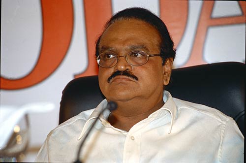 नेताओं के घरों पर अन्‍ना समर्थकों का प्रदर्शन | हर ओर अन्‍ना...