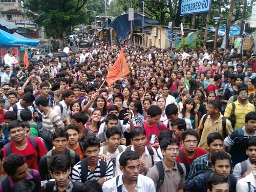 अन्ना के आंदोलन पर आपकी भेजी तस्वीरें | सड़कों पर समर्थक